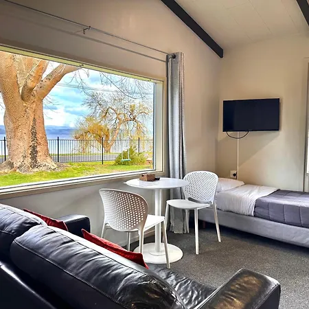 Jack & Di\'S Waiteti Lakefront Motel