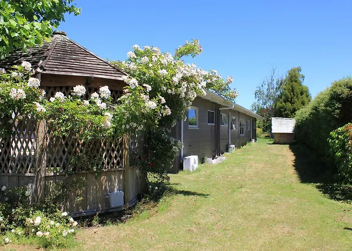 Motel Jack & Di's Waiteti Lakefront 4*