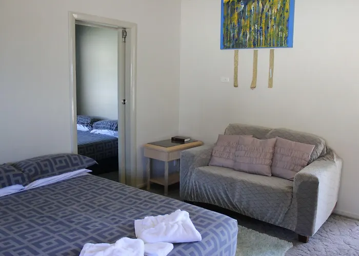 Jack & Di's Waiteti Lakefront Motel