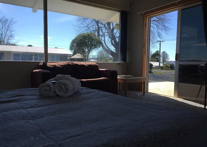 Jack & Di's Waiteti Lakefront Motel