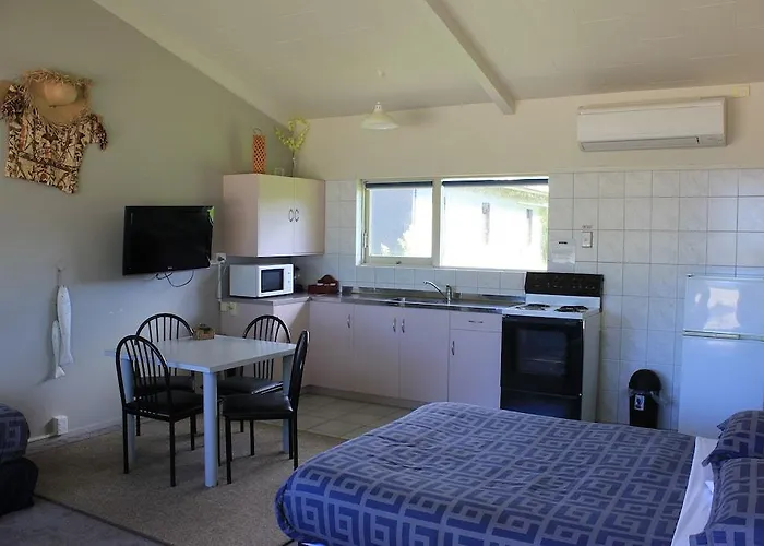 Jack & Di's Waiteti Lakefront Motel