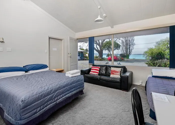 Jack & Di's Waiteti Lakefront