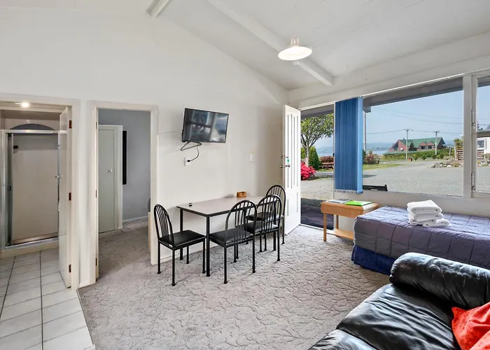 Jack & Di's Waiteti Lakefront Motel 4*