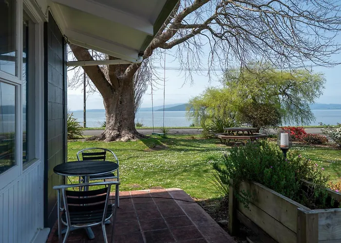 Jack & Di's Waiteti Lakefront Rotorua