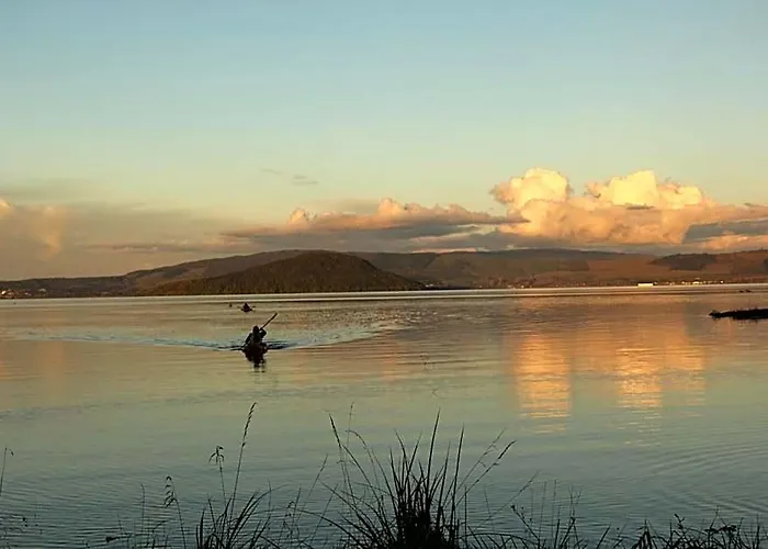 Jack & Di's Waiteti Lakefront Motel