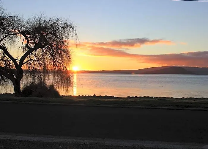 Jack & Di's Waiteti Lakefront 4*