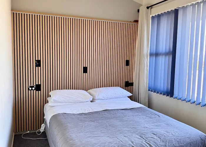 Jack & Di's Waiteti Lakefront 4*