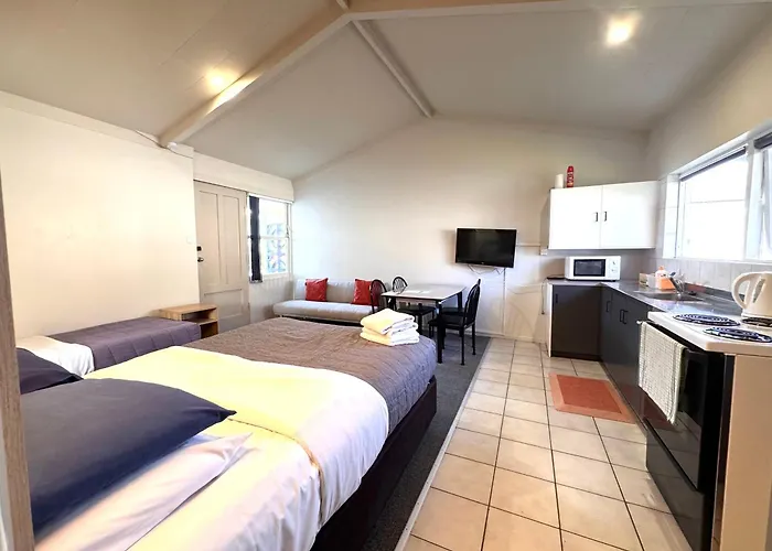 Jack & Di's Waiteti Lakefront Motel