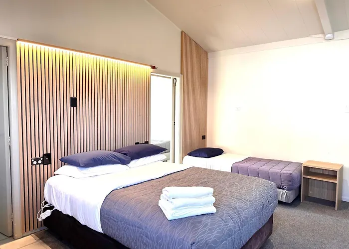 Jack & Di's Waiteti Lakefront Motel 4*