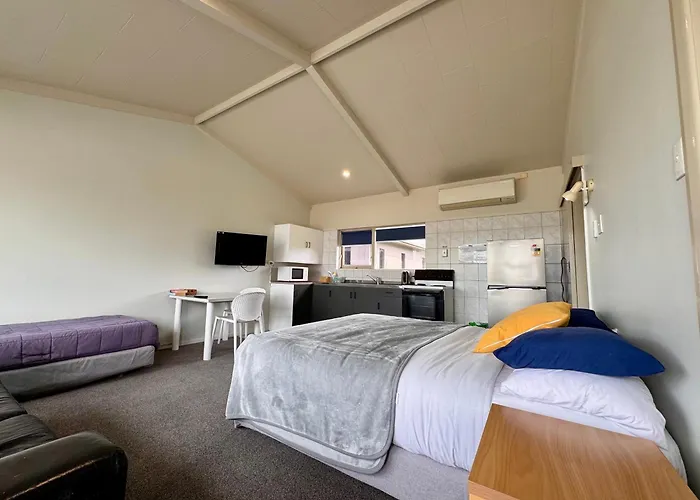Jack & Di's Waiteti Lakefront 4*