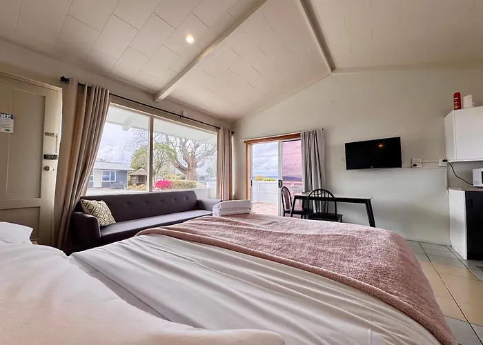 Jack & Di's Waiteti Lakefront Motel