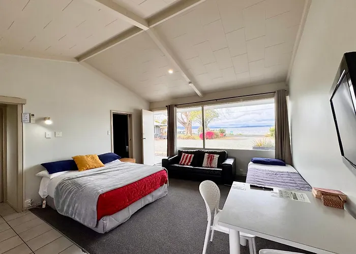 Motel Jack & Di's Waiteti Lakefront
