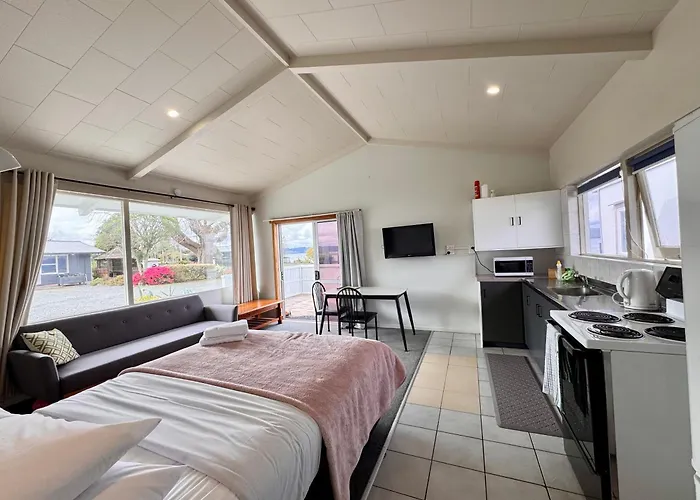 Motel Jack & Di's Waiteti Lakefront Rotorua