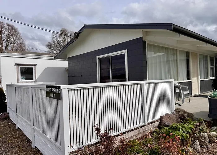 Jack & Di's Waiteti Lakefront 4*