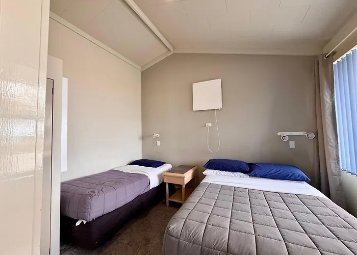 Jack & Di's Waiteti Lakefront Motel