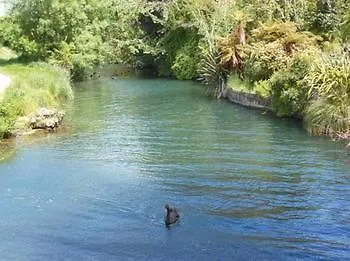 Jack & Di's Waiteti Lakefront Motel 4*