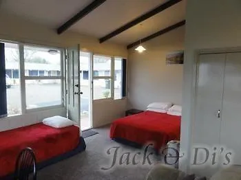 Jack & Di's Waiteti Lakefront Motel