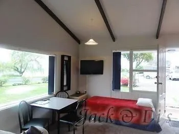 Jack & Di's Waiteti Lakefront Motel 4*