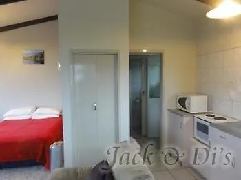 Jack & Di's Waiteti Lakefront 모텔