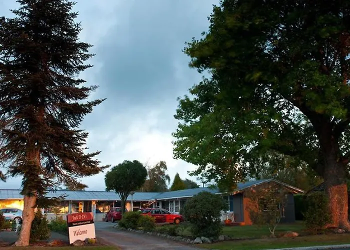 Jack & Di's Waiteti Lakefront Motel 4*