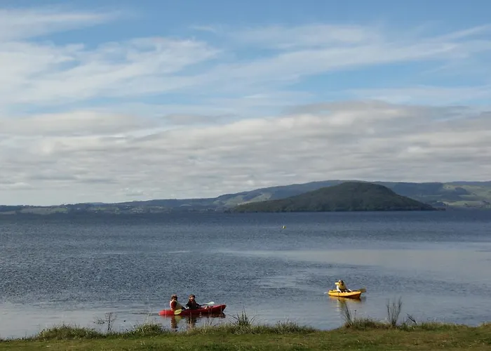 Jack & Di's Waiteti Lakefront 4*