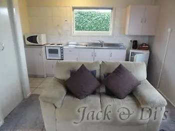 Jack & Di's Waiteti Lakefront 모텔 4*