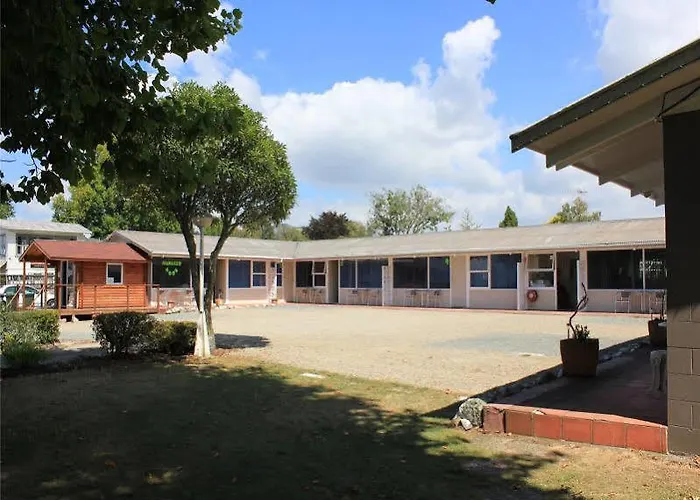 Jack & Di's Waiteti Lakefront Motel