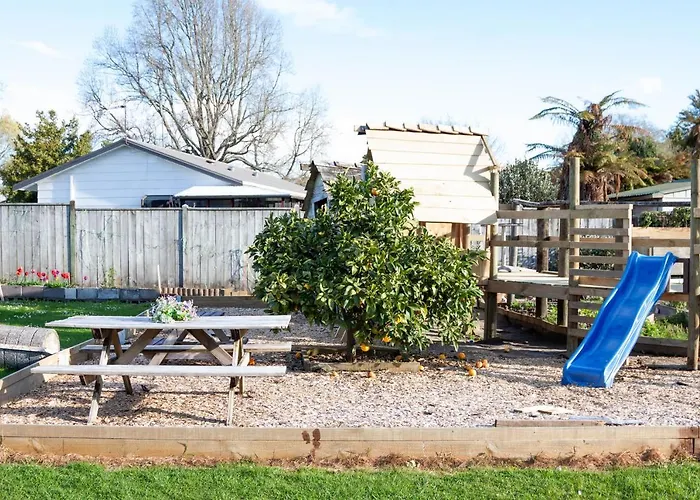 Jack & Di's Waiteti Lakefront